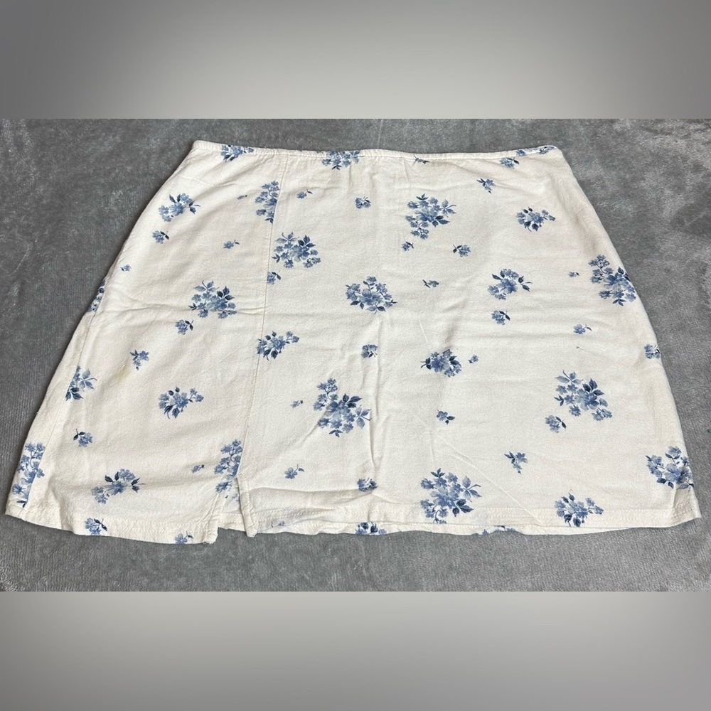 American Eagle Outfitters White and Blue Floral Skirt